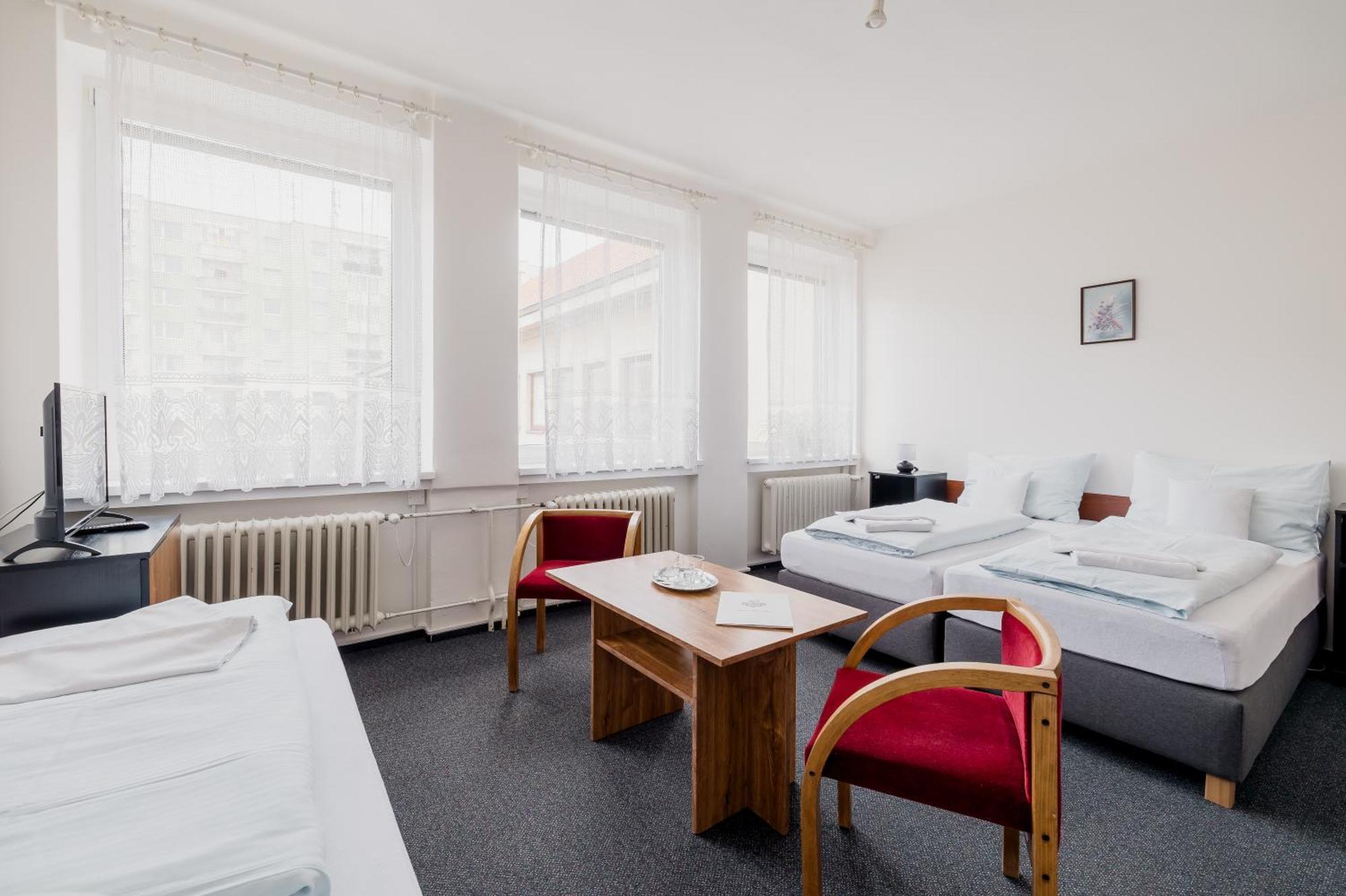 Hotel Dobruška Exteriör bild