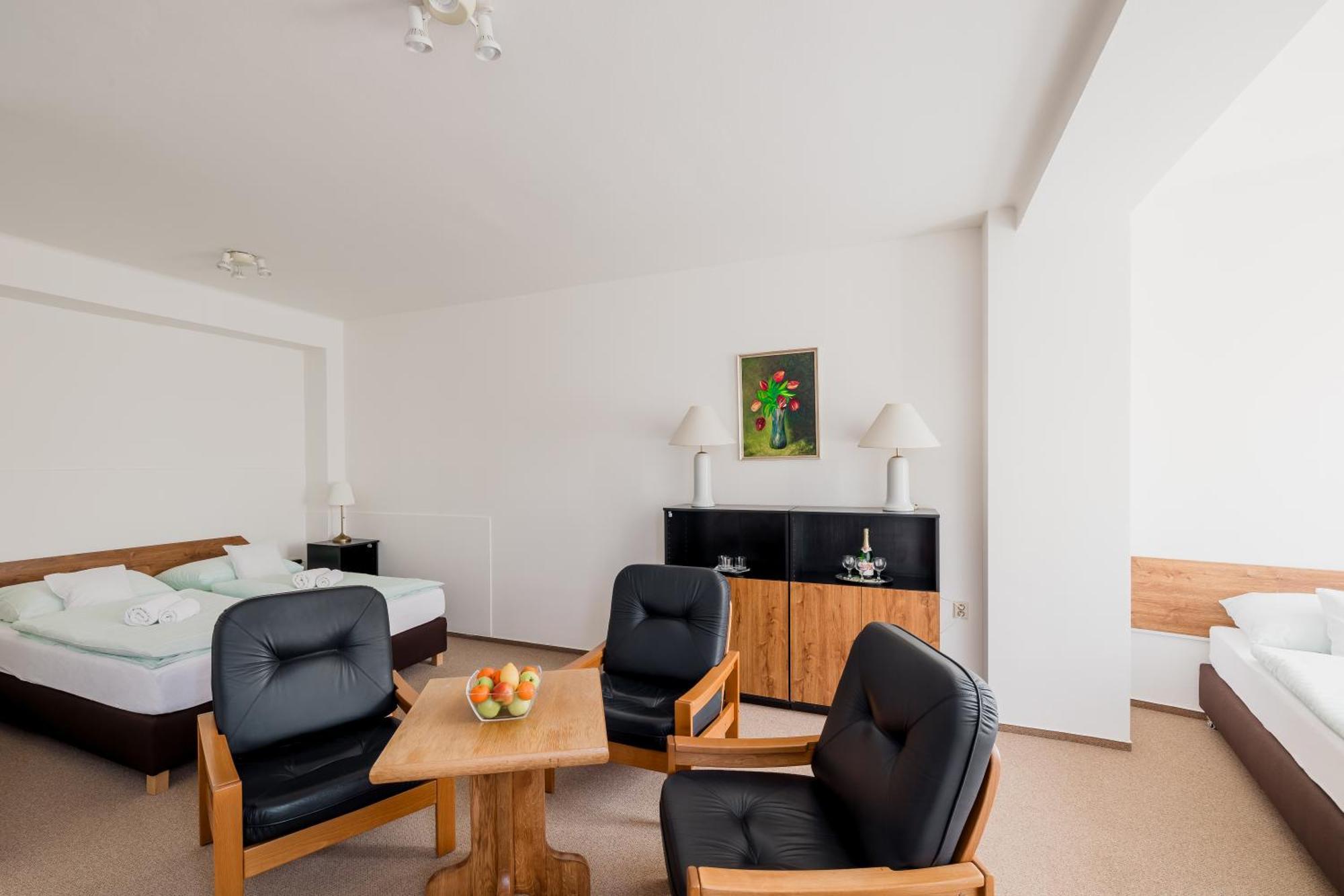 Hotel Dobruška Exteriör bild